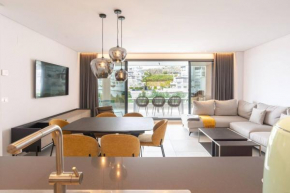 La Quinta 3 Bedroom Ultra Modern Apartment with Private Hot Tub